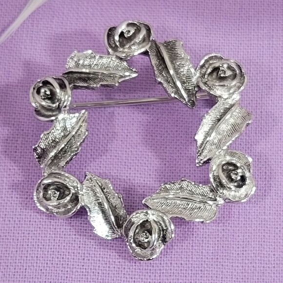 Sarah Coventry Vintage Wreath Roses and Leaves Brooch - Picture 1 of 5